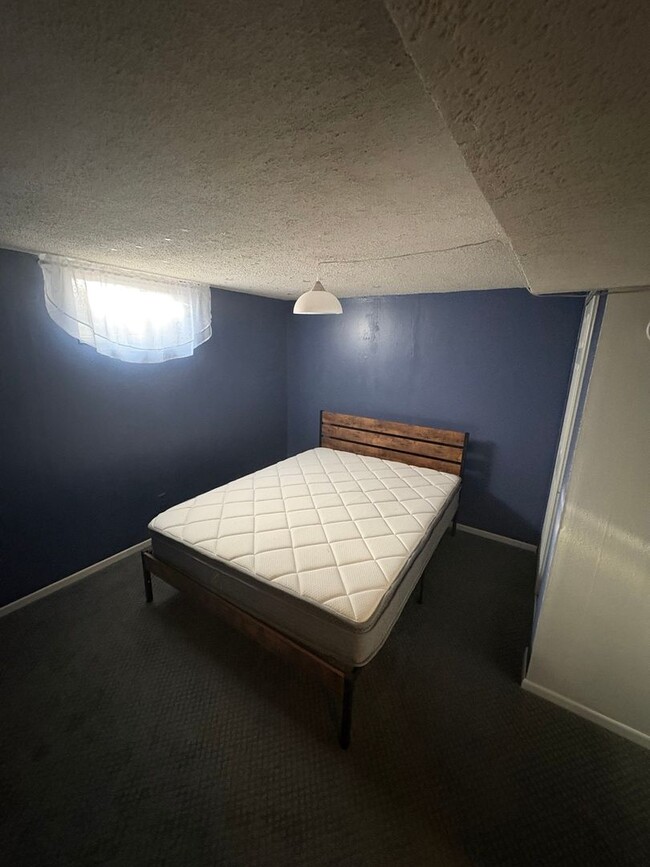 Building Photo - Charming 2BR House in Aurora (Utilities an...