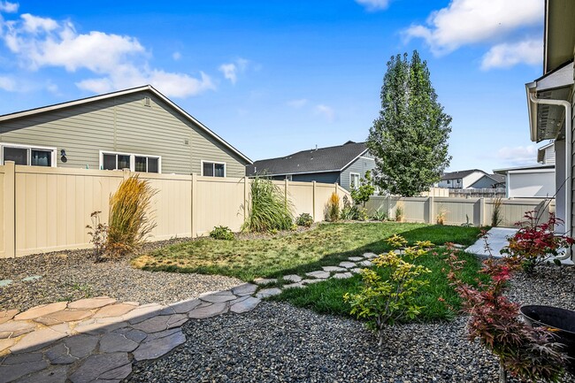 Building Photo - Beautiful 5bd/2.5ba, 3-car Tandem Garage H...