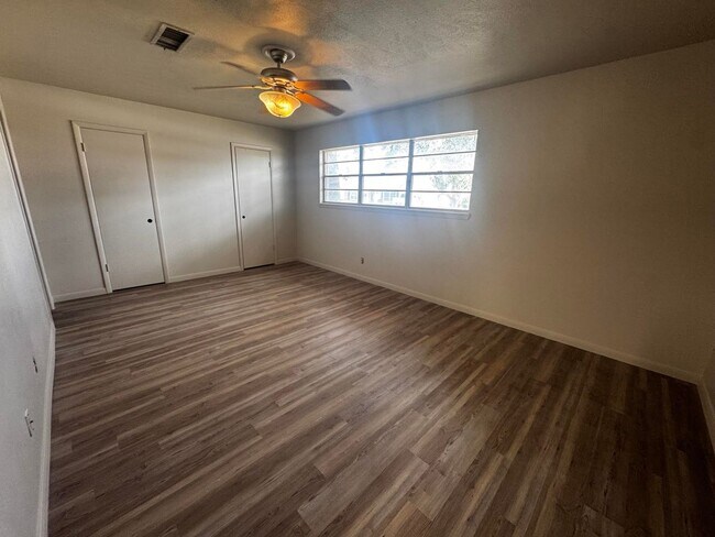 Building Photo - 4 Bedroom 3 Bathroom Ready To Rent!