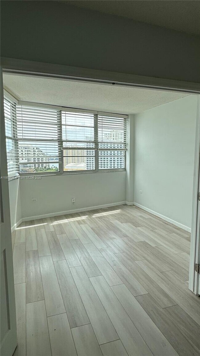 Building Photo - 905 Brickell Bay Dr