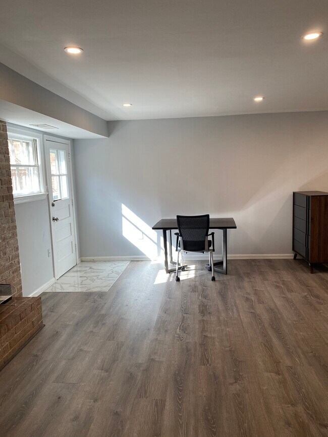 Building Photo - 1009 N Van Dorn St