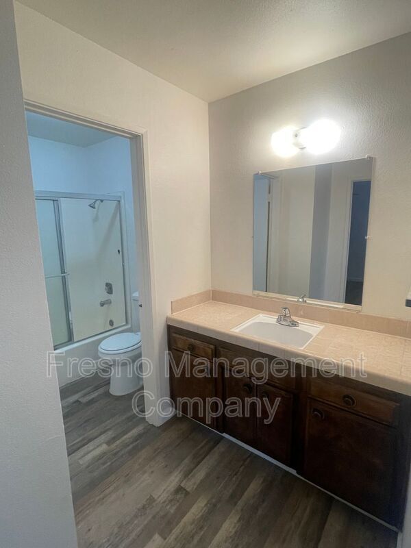 Building Photo - 4033 N Milburn Ave
