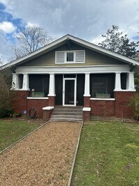 Building Photo - Available Now! 3 Bed 2 Bathroom with a Fenced Yard!