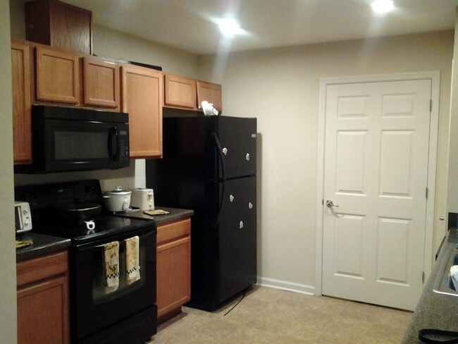 Building Photo - 3bedrooms 2 baths single family home avail...