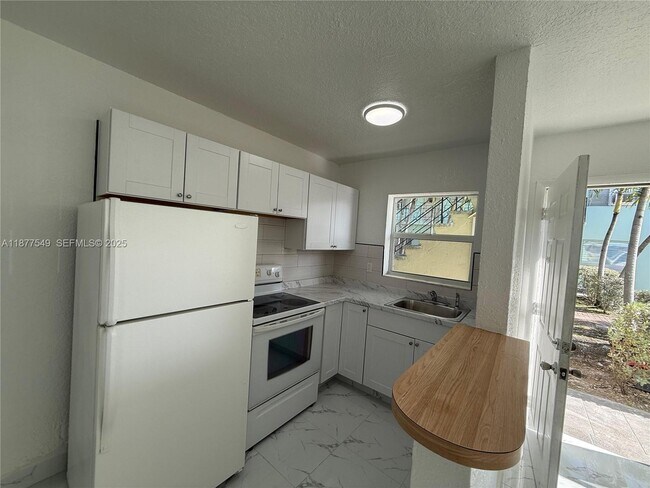 Building Photo - 855 W 29th St