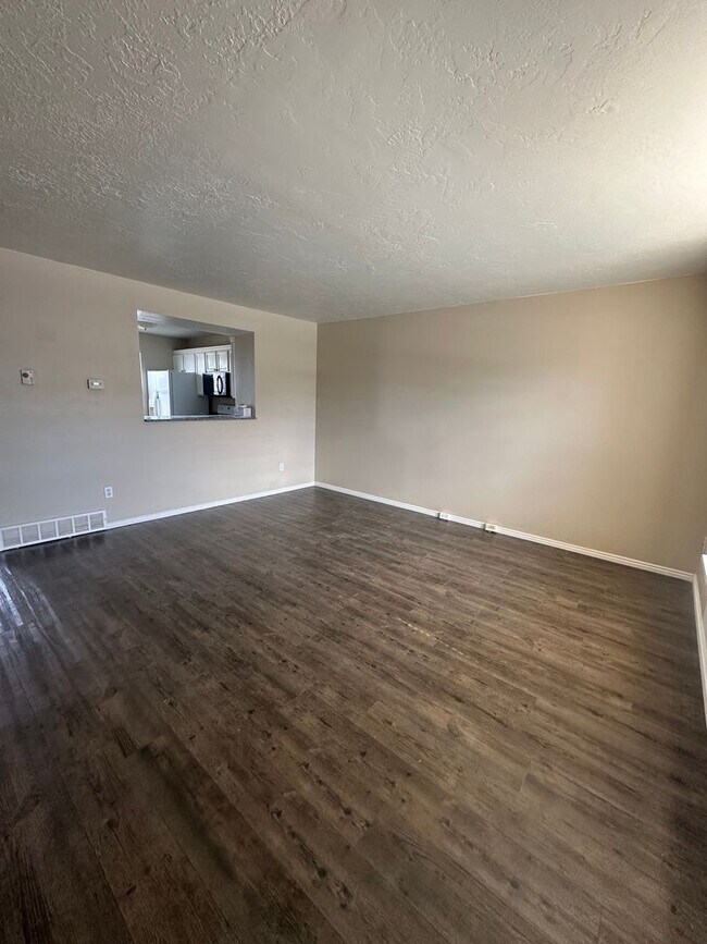 Building Photo - BEAUTIFUL TOWNHOME!!!