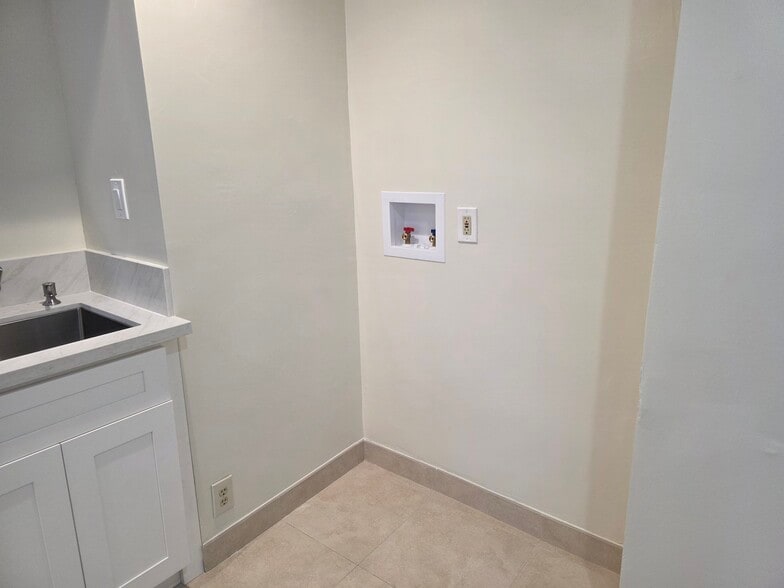 Building Photo - 820 Rodeo Rd