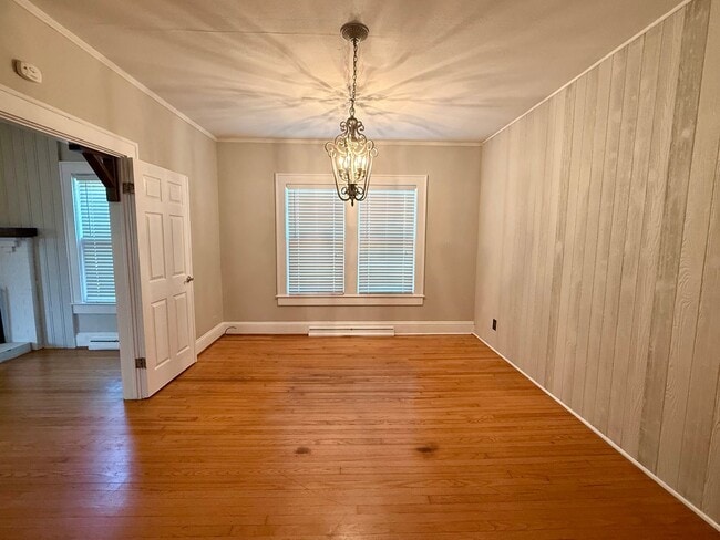 Building Photo - Three bedroom, 1 bath house in Burlington