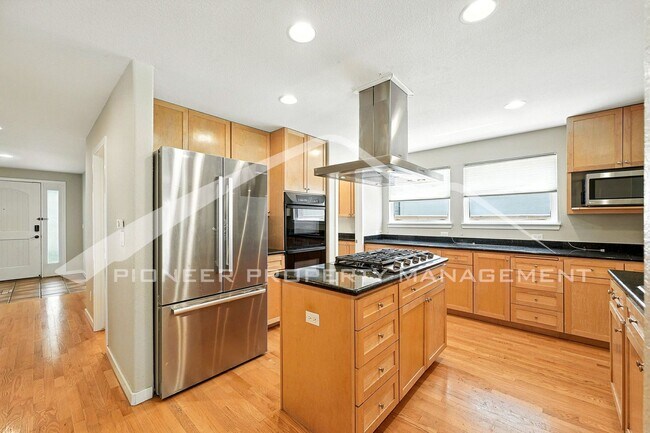 Building Photo - Luxury Meets Location – Impeccable 5BR Hom...