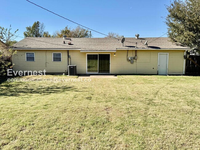 Building Photo - 3-Bed, 1.5-Bath Home with Garage / Pet-Friendly / Available now!