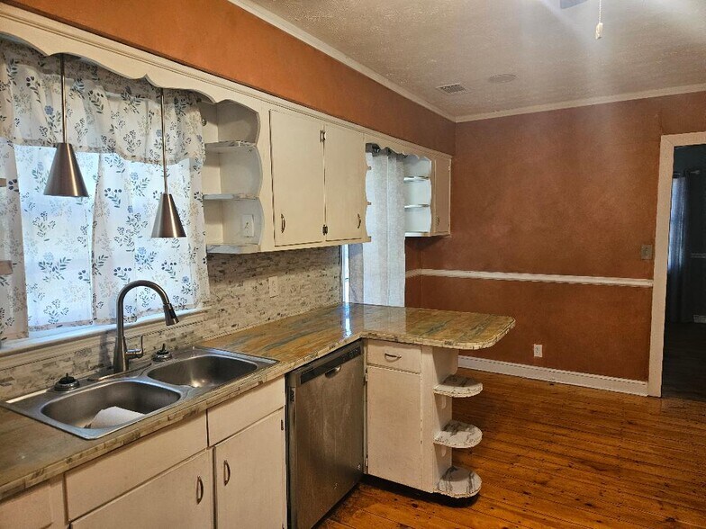 Kitchen w/new appliances - 4809 16th Ave