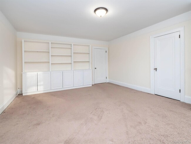 Building Photo - 118 McLoughlin St