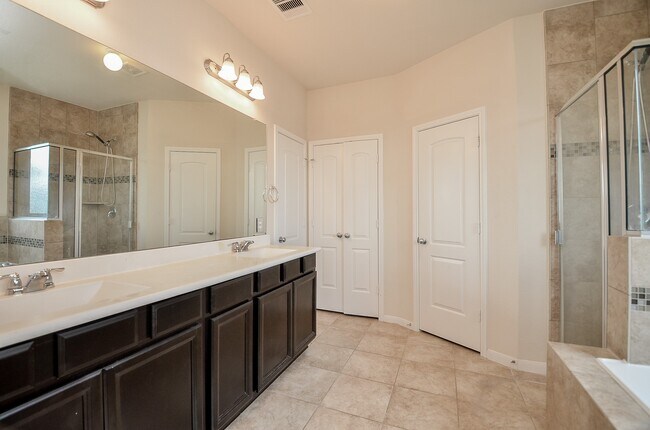 Building Photo - 2227 Leonetti Ln