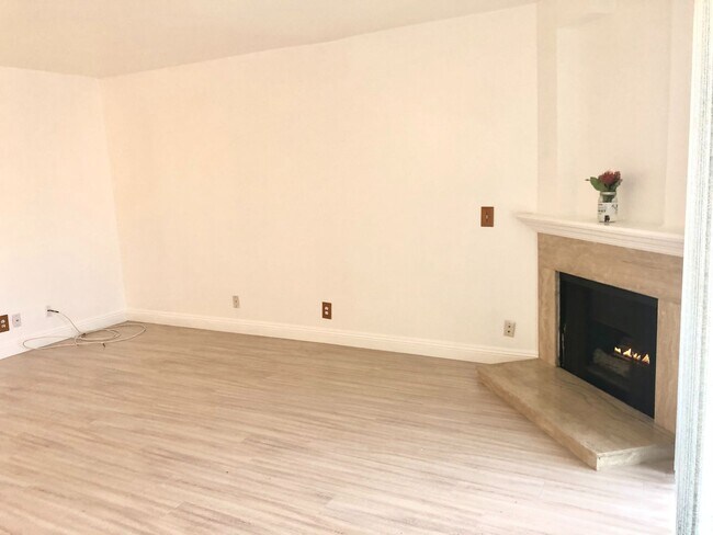 Building Photo - Coming Soon!! Live in the heart of Downtow...
