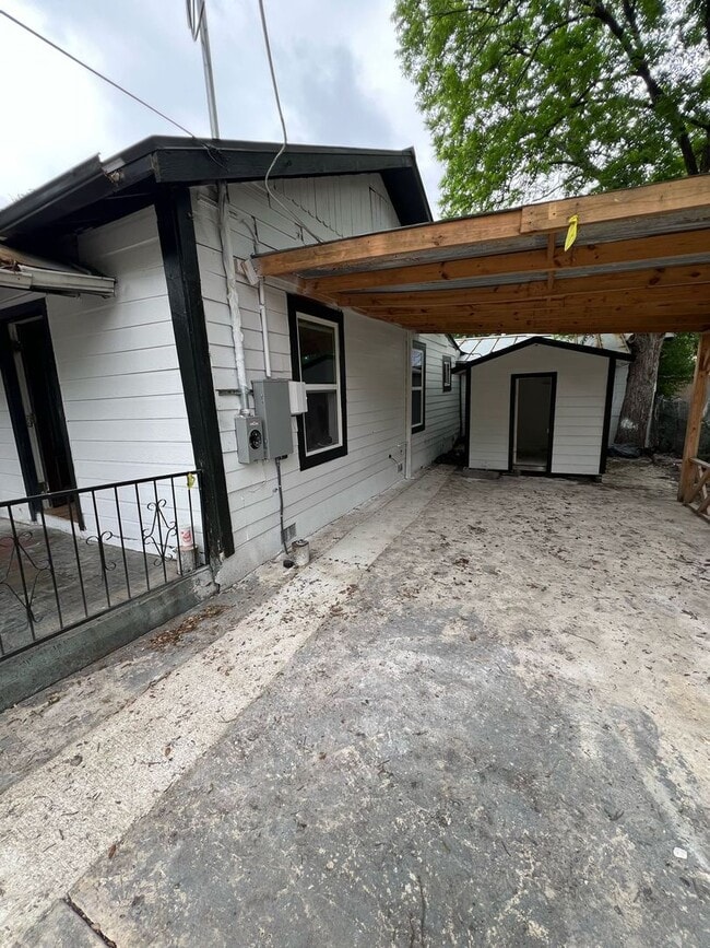 Building Photo - 4 Bed, 2 Bath Home Near Downtown San Antonio
