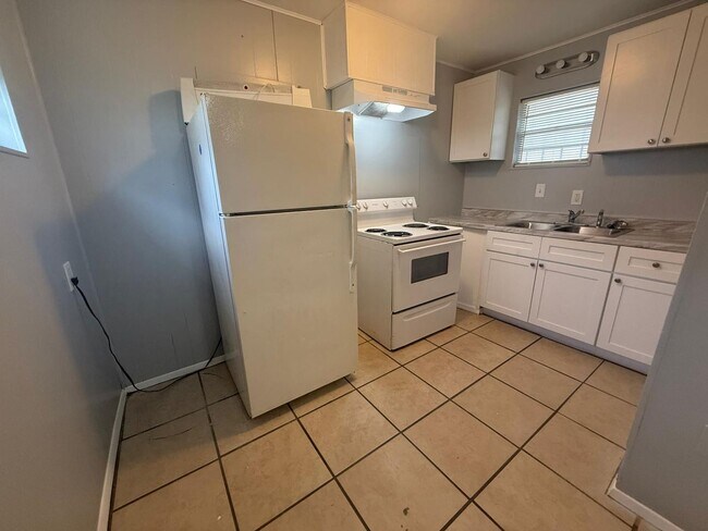 Building Photo - Charming 1 bedroom in the heart of St Pete...