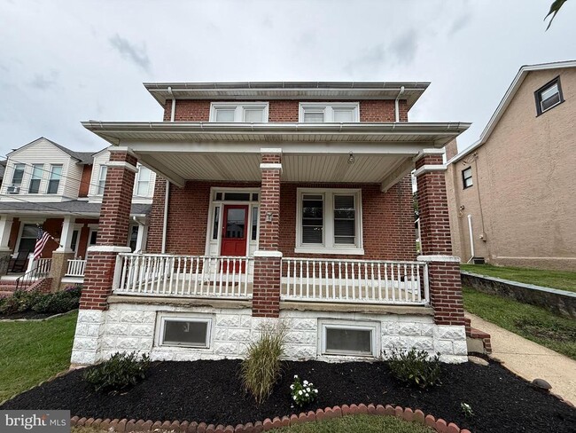 Building Photo - 134 W 8th Ave