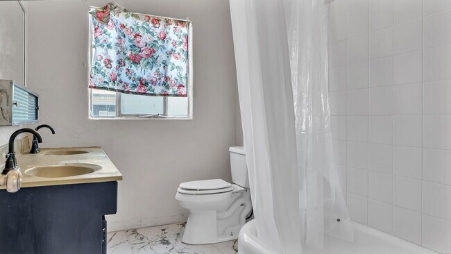 Building Photo - 205 Harvard Dr SE