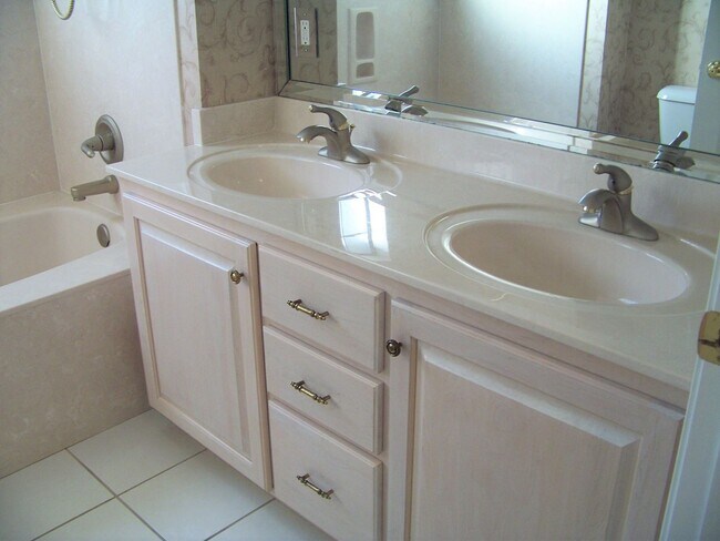 Building Photo - Beautiful 4-Bedroom Home - Heather Oaks