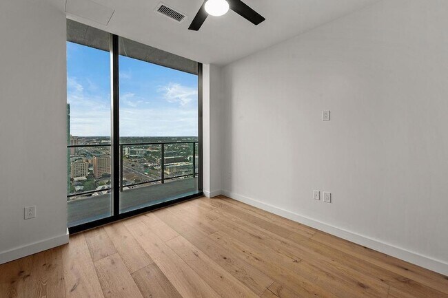 Building Photo - 610 Davis St