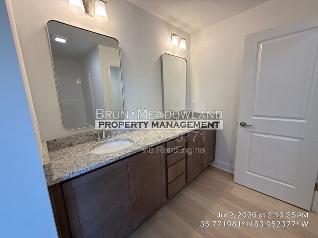 Building Photo - 1725 Bennett Vlg Dr