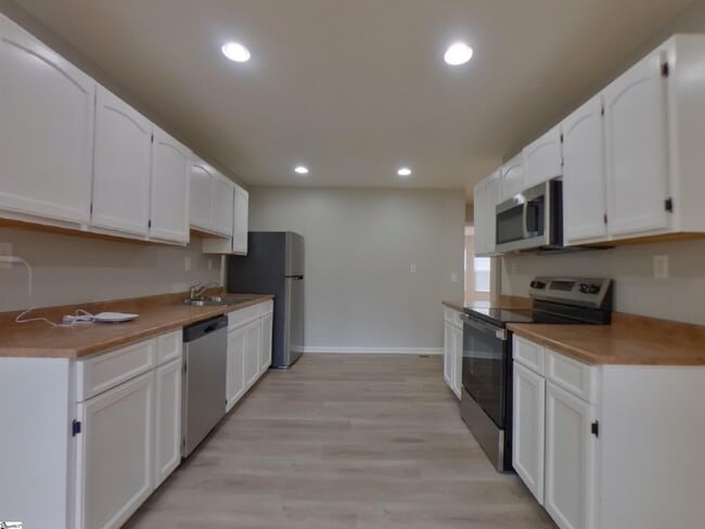 Building Photo - 211 Boxwood Ln