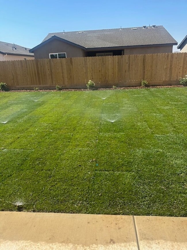 Building Photo - Gorgeous NEWER home between Tulare and Vis...