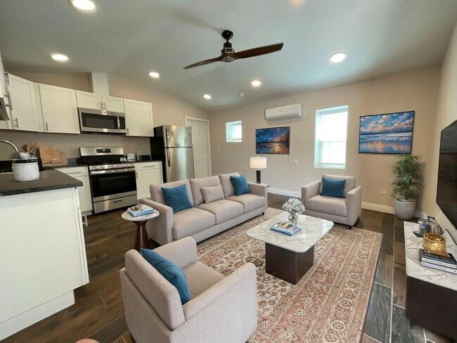 Building Photo - Central Tucson, close to University of Ari...