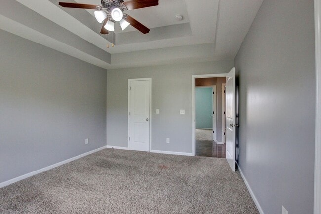 Building Photo - Sweet Splitlevel with Awesome Basement Area