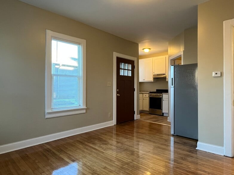 Building Photo - 814 E Lincoln Ave