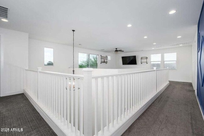 Building Photo - 1221 E Paseo Way