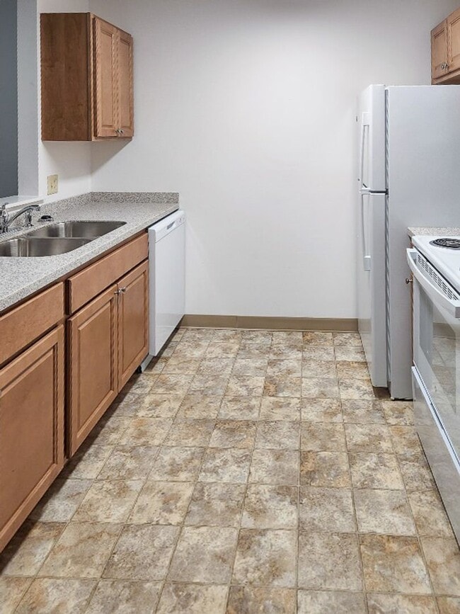 Building Photo - 1 bed, 1 bath independent senior living (55+ years of age) heat, hot water, & electricity include...