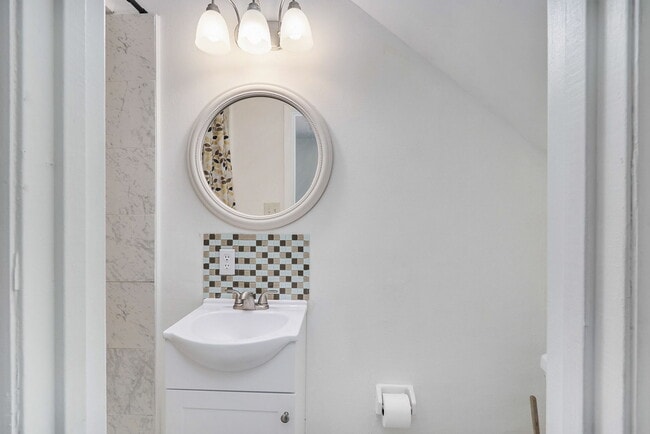 Building Photo - 5213 Clover Hill Dr