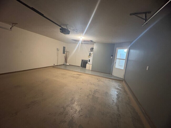 Building Photo - 3Bd 2Bth Home in the Sought-after Colonial...