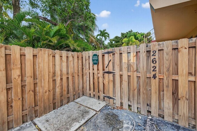 Building Photo - 2624 NE 30th Pl