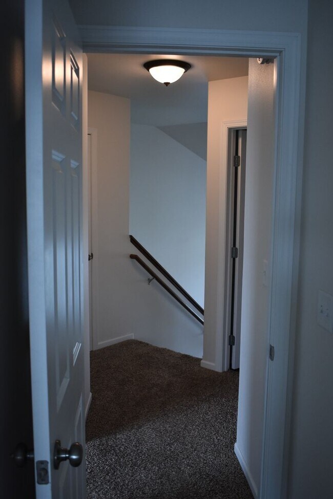 Building Photo - 3 Bed 3 Bath Single Family Home