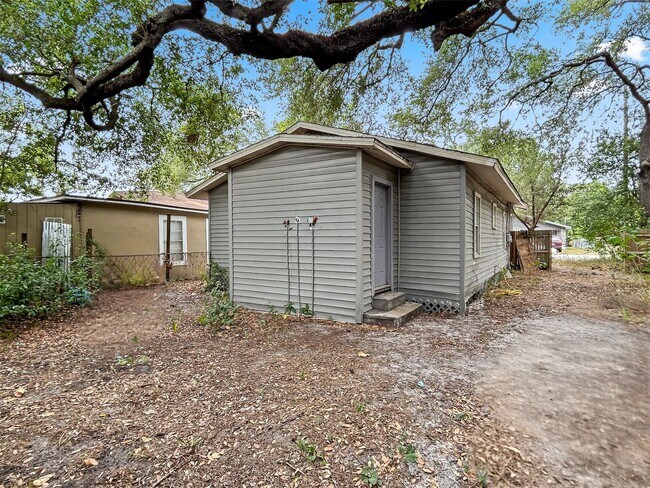 Building Photo - Updated and Move-In Ready in Prime Tampa Location! 4bed | 1bath