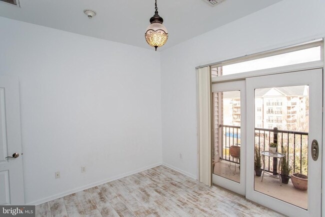 Building Photo - 523 Carson Terrace