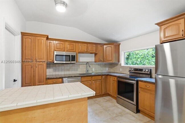 Building Photo - 2355 Overbrook St