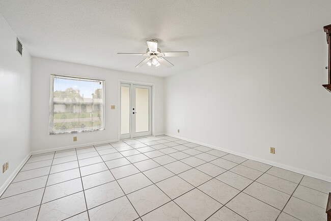 Building Photo - 206 Anglers Cir