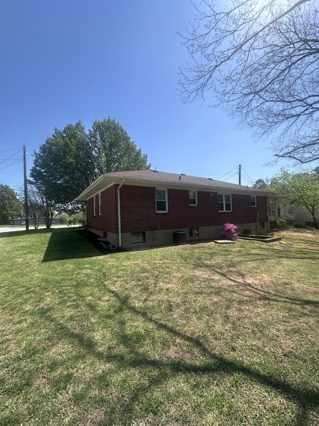 Building Photo - 1123 Franklin Turnpike