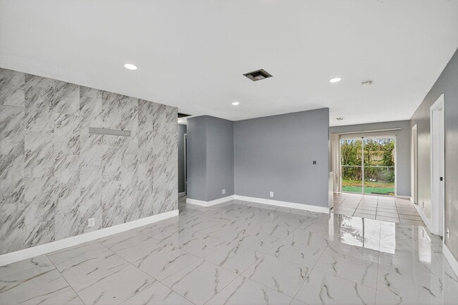 Building Photo - 6282 Wauconda Way W