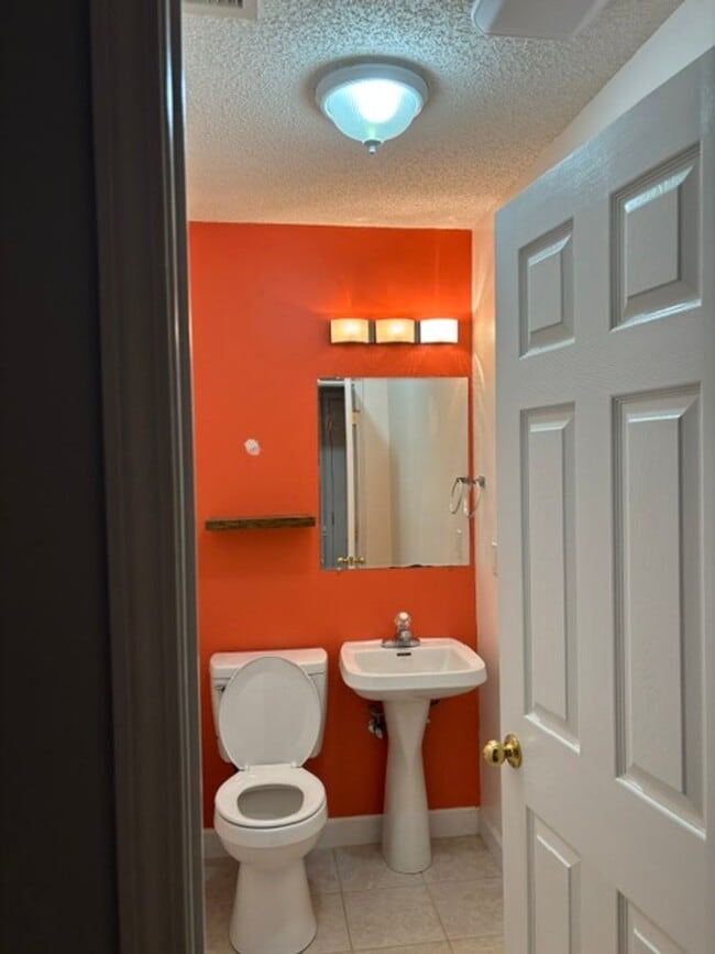 Building Photo - Worry free living, brick condo in Jonesborough!