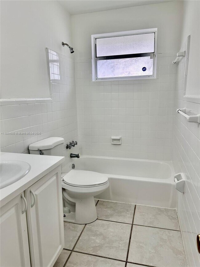 Building Photo - 950 Biarritz Dr