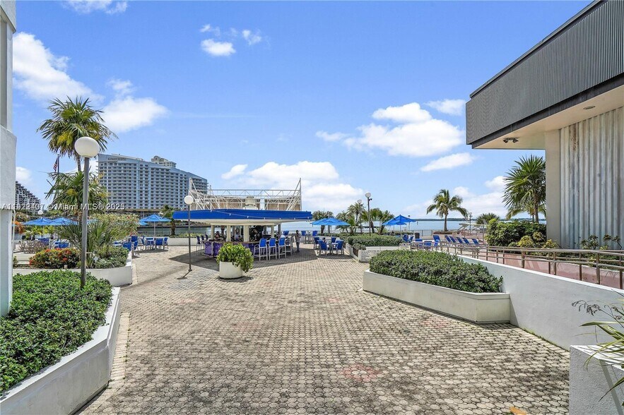 Building Photo - 999 Brickell Bay Dr