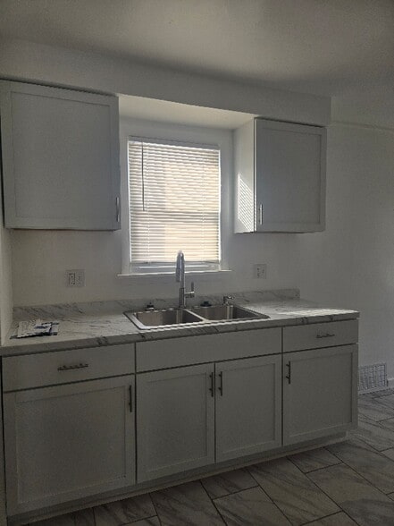 Building Photo - 14274 Kilbourne Ave