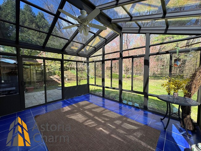 Building Photo - Spacious 5 Bedroom 3 Bath + Den Single Family Detached Home