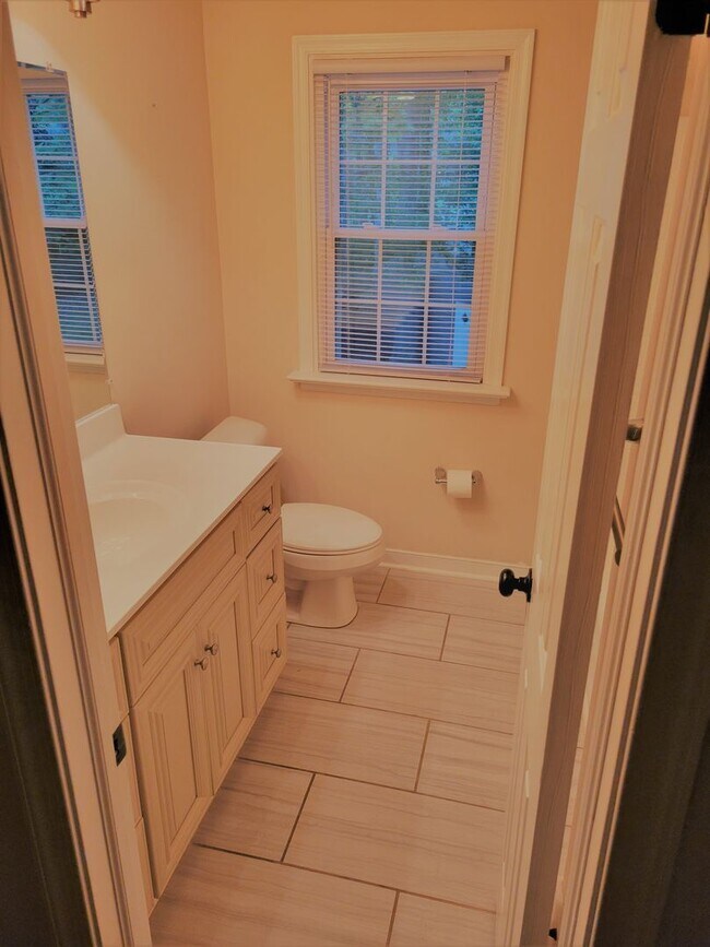 Building Photo - Huge 5 bedroom upgraded Colonial with larg...