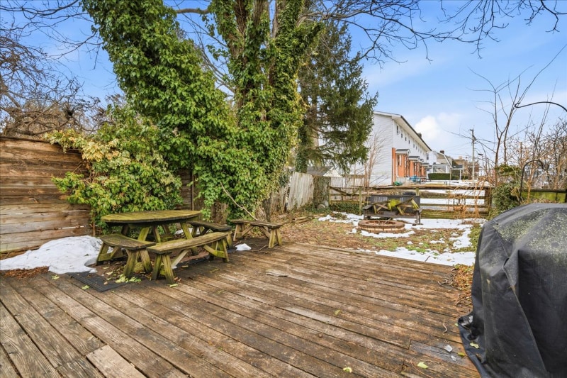 Building Photo - 100 E 8th St