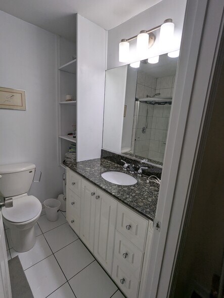 Building Photo - 5529 E Lake Dr